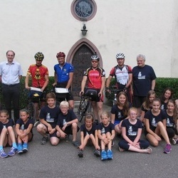 Start an der Schlosskapelle in Stegen (mit Stiftungsdirektor Dietfried Scherer und Schulleiter Bernhard Moser)